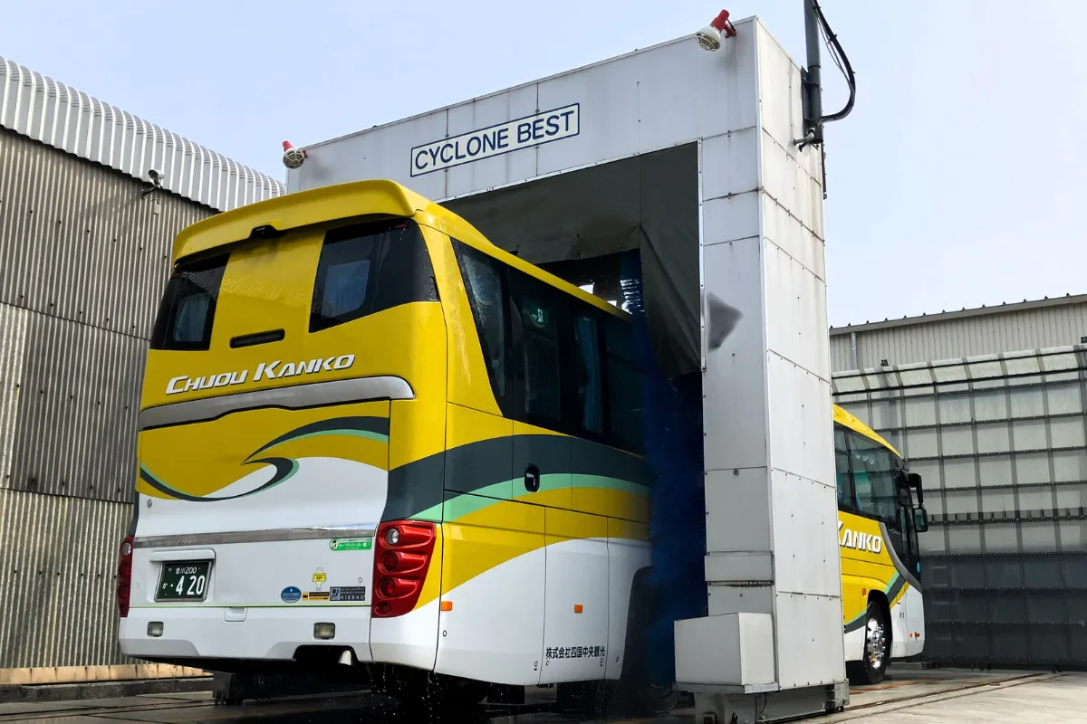 車庫内に洗車機や給油スタンドあり